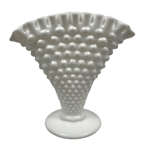 FENTON vintage Milk Glass Scalloped Hobnail Fan vase - Picture 8 of 8